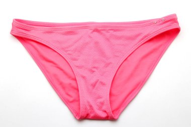 Beyaz arkaplanda pembe bikini