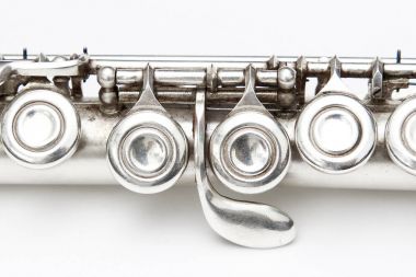 Beyaz arka plan üzerinde metal flüt