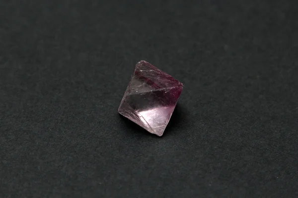 Мінеральний фторитовий кристал на задньому плані — стокове фото