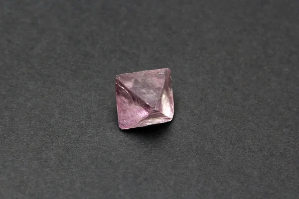 Cristal de fluorite mineral no fundo — Fotografia de Stock