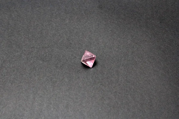 Cristal de fluorite mineral no fundo — Fotografia de Stock