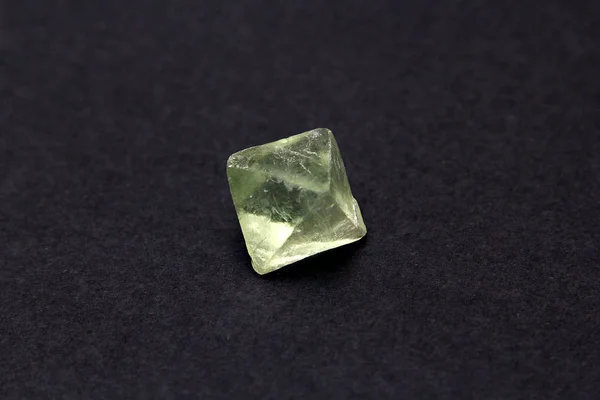 Мінеральний фторитовий кристал на задньому плані — стокове фото