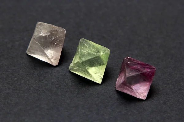 Mineralfluoritkristall im Hintergrund — Stockfoto