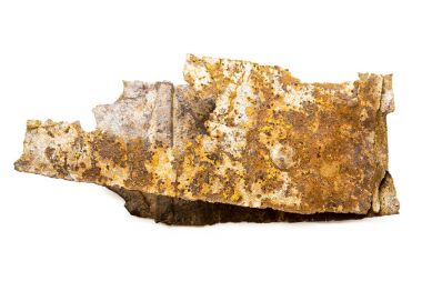 Beyaz arka plan üzerinde paslı metal plaka