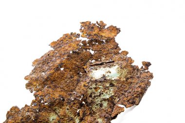 Beyaz arka plan üzerinde paslı metal plaka