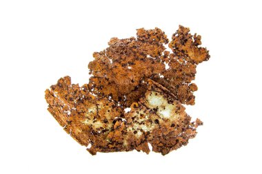 Beyaz arka plan üzerinde paslı metal plaka