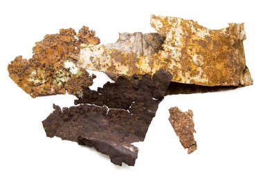 Beyaz arka plan üzerinde paslı metal plaka