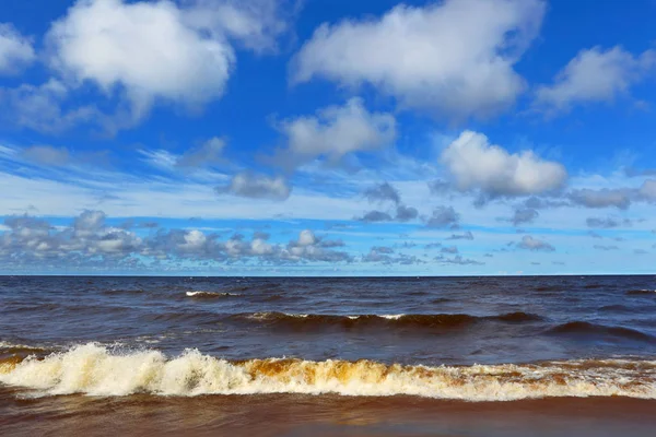 Taustaa sininen taivas ja meri surffailla . — kuvapankkivalokuva