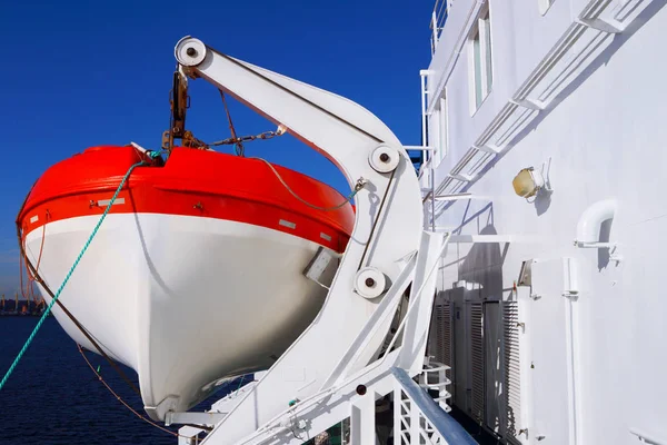Cruise liner. Reddingsboot. Voyage.Sea cruise liner. — Stockfoto
