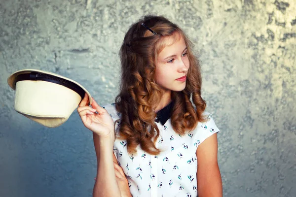 Het meisje met een hoed. Groet, openheid, geluk. Retro toning. — Stockfoto