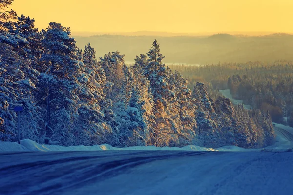 Ruta abierta.Ruta helada de invierno.Foto teñida . — Foto de Stock