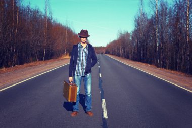 Göç, yerleşim, mülteci, geçiş. Erkek kot pantolon wi