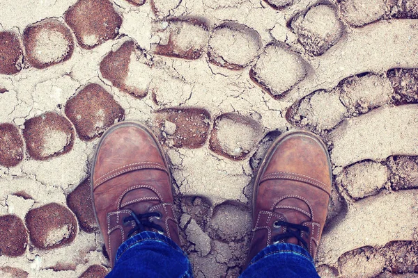 Vieilles chaussures et jeans.Marcher.Voyage à l'infini — Photo