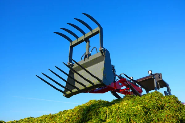 Traktor auf dem Feld eines Landwirts. Produktion von Futter und Heu. — Stockfoto
