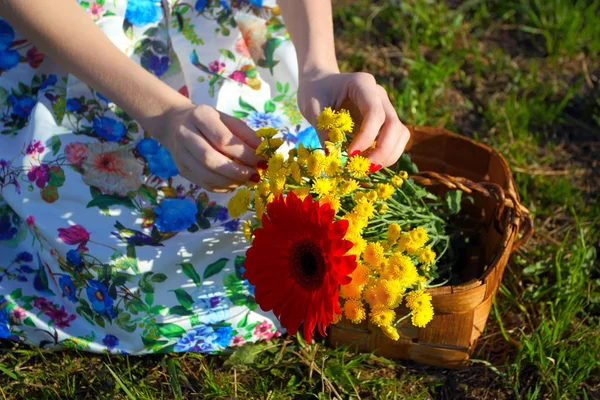 La hermosa mujer con una cesta de flores. Relajación, descanso , — Foto de Stock