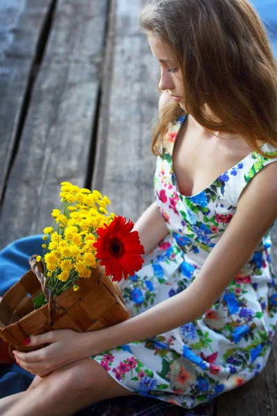 Relajación, descanso, romanticismo.La hermosa mujer con una cesta — Foto de Stock