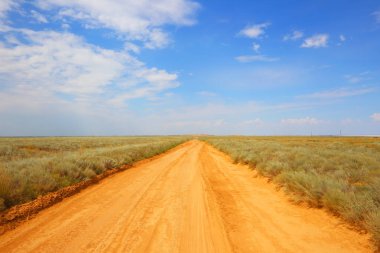 Açık yol. Bozkır. Çöl. Isı.