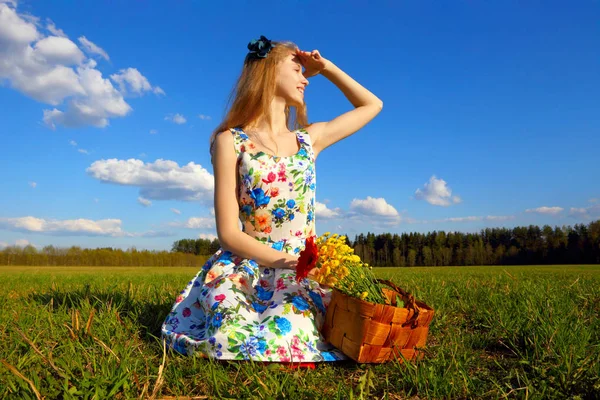 Fille avec un panier de fleurs dans les rêves. L'ambiance estivale, le romanti — Photo