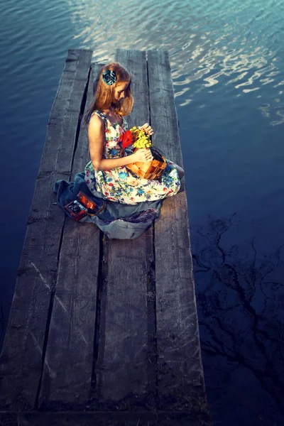 Dziewczyna z koszem kwiatów, w pobliżu jeziora. Letni nastrój, romanti — Zdjęcie stockowe
