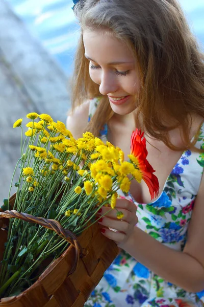 Meisje met mand van bloemen. Zomer stemming, de romantische zomer. — Stockfoto