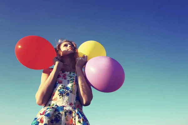Chica con globos. Un sueño, una esperanza, una fantasía.Foto tonificada en retr —  Fotos de Stock