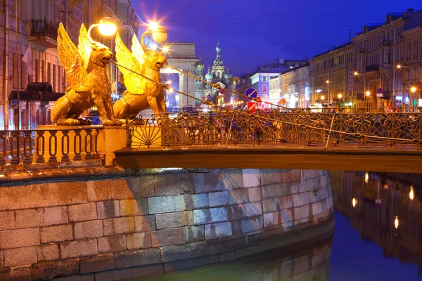 St. Petersburg, Rusya. Gece şehir. Bankovsky Köprüsü. Hemen hemen beyaz — Stok fotoğraf