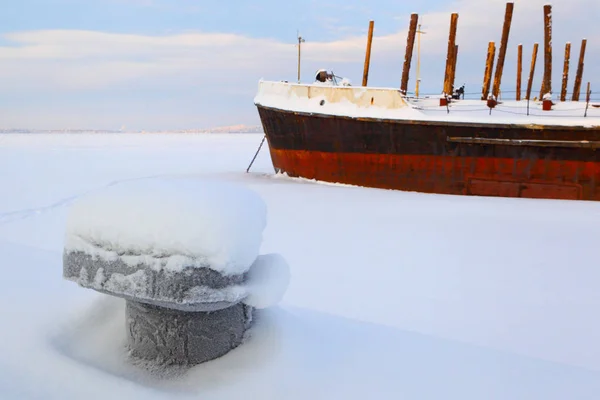 Корабль во льду. Зимняя навигация. Холодная зима . — стоковое фото