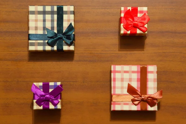 Eine weihnachtsgeschenkbox. Neujahrsüberraschung. — Stockfoto