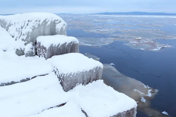 Paysage hivernal. La glace sur le lac . — Photo