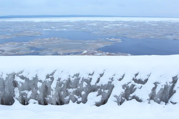 Winter landscape. The ice on the lake. — Stock Photo, Image