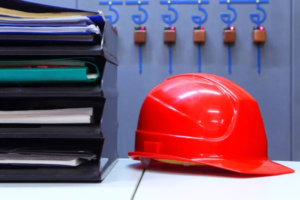 Planificación de negocios.Fondo industrial.Oficina.Casco y papeles — Foto de Stock