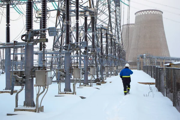 Elektricien op elektriciteitscentrale. Industriële apparatuur. — Stockfoto