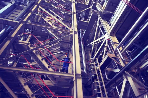 Trabajador en casco.Foto tonificada en estilo retro . Imagen de stock