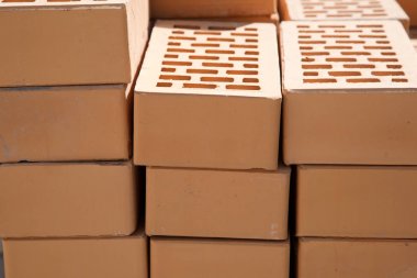 Palet üzerindeki tuğla