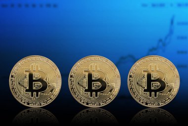 Grafik arka planı üzerinde üç sikke altın Bitcoin.