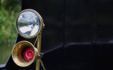 Siyah Bir Arka Plan karşı Eski Işık ve Boynuz 