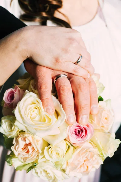 Mains Jeunes Mariés Avec Des Alliances Bouquet Mariage — Photo