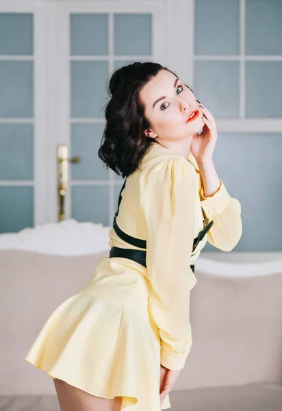 Νεαρή Όμορφη Γυναίκα Στο Κίτρινο Φόρεμα — Φωτογραφία Αρχείου