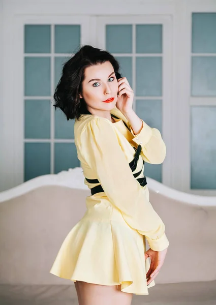 Jovem Mulher Bonita Vestido Amarelo — Fotografia de Stock