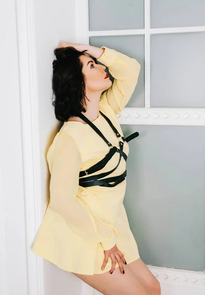 Jovem Mulher Bonita Vestido Amarelo — Fotografia de Stock