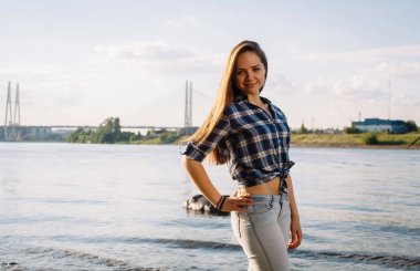 lake yakınındaki güzel gülümseyen genç kız closeup portresi