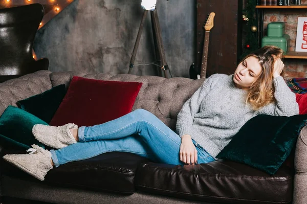 Ung Kvinna Tankeväckande Pose — Stockfoto