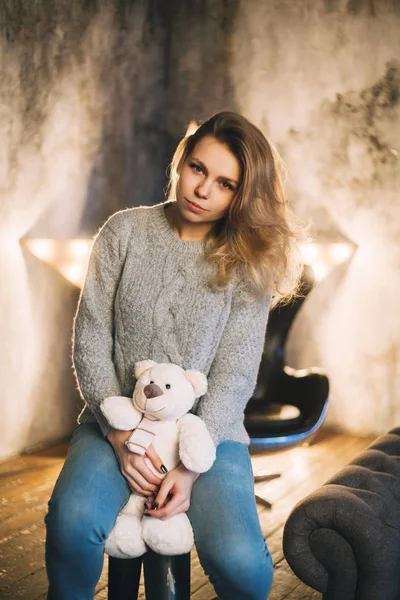 Schöne Lächelnde Frau Mit Langen Haaren Hält Teddybär — Stockfoto