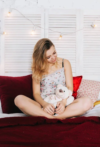 Mulher Sorridente Bonita Com Cabelo Longo Segurando Ursinho Pelúcia — Fotografia de Stock