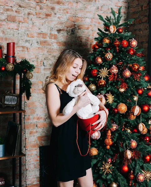 Hermosa Mujer Sonriente Con Pelo Largo Sosteniendo Oso Peluche —  Fotos de Stock