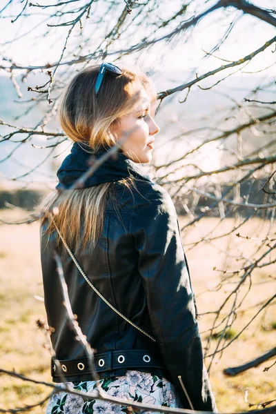 Närbild Porträtt Söt Blond Kvinna Bär Svart Läder Jacka — Stockfoto