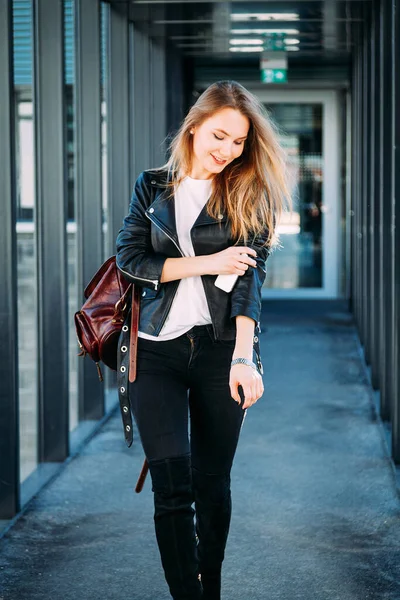 Close Portret Van Mooie Blonde Vrouw Dragen Zwart Lederen Jas — Stockfoto