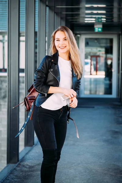 Närbild Porträtt Söt Blond Kvinna Bär Svart Läder Jacka — Stockfoto