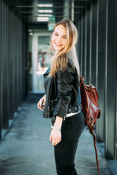 Närbild Porträtt Söt Blond Kvinna Bär Svart Läder Jacka — Stockfoto