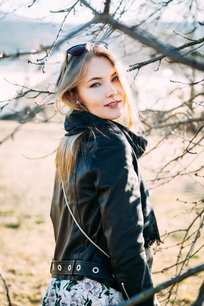Портрет Блондинки Черной Кожаной Куртке — стоковое фото